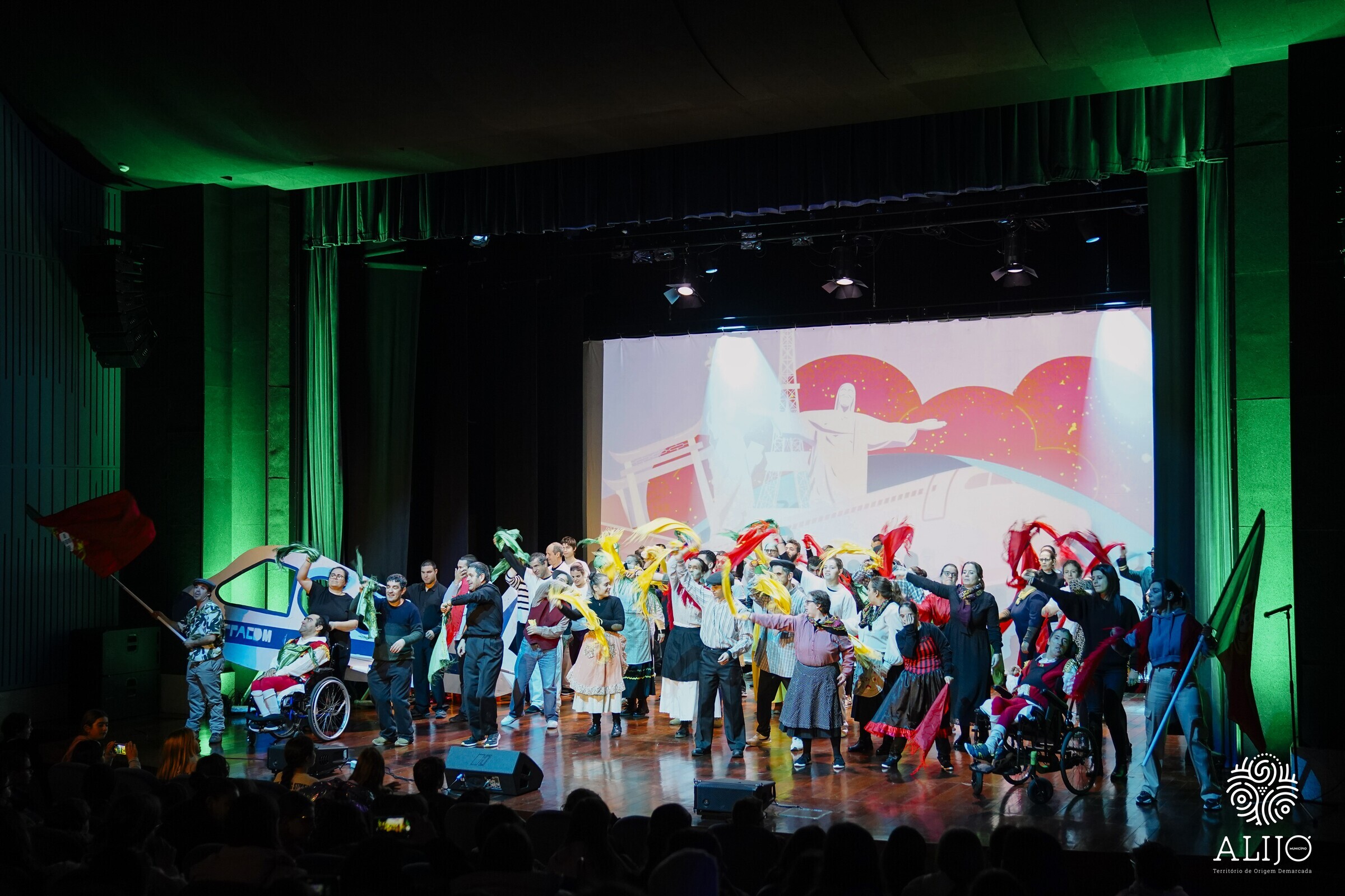 APPACDM de Sabrosa Encanta Público Escolar de Alijó com Espetáculo “Entre Danças e Países”