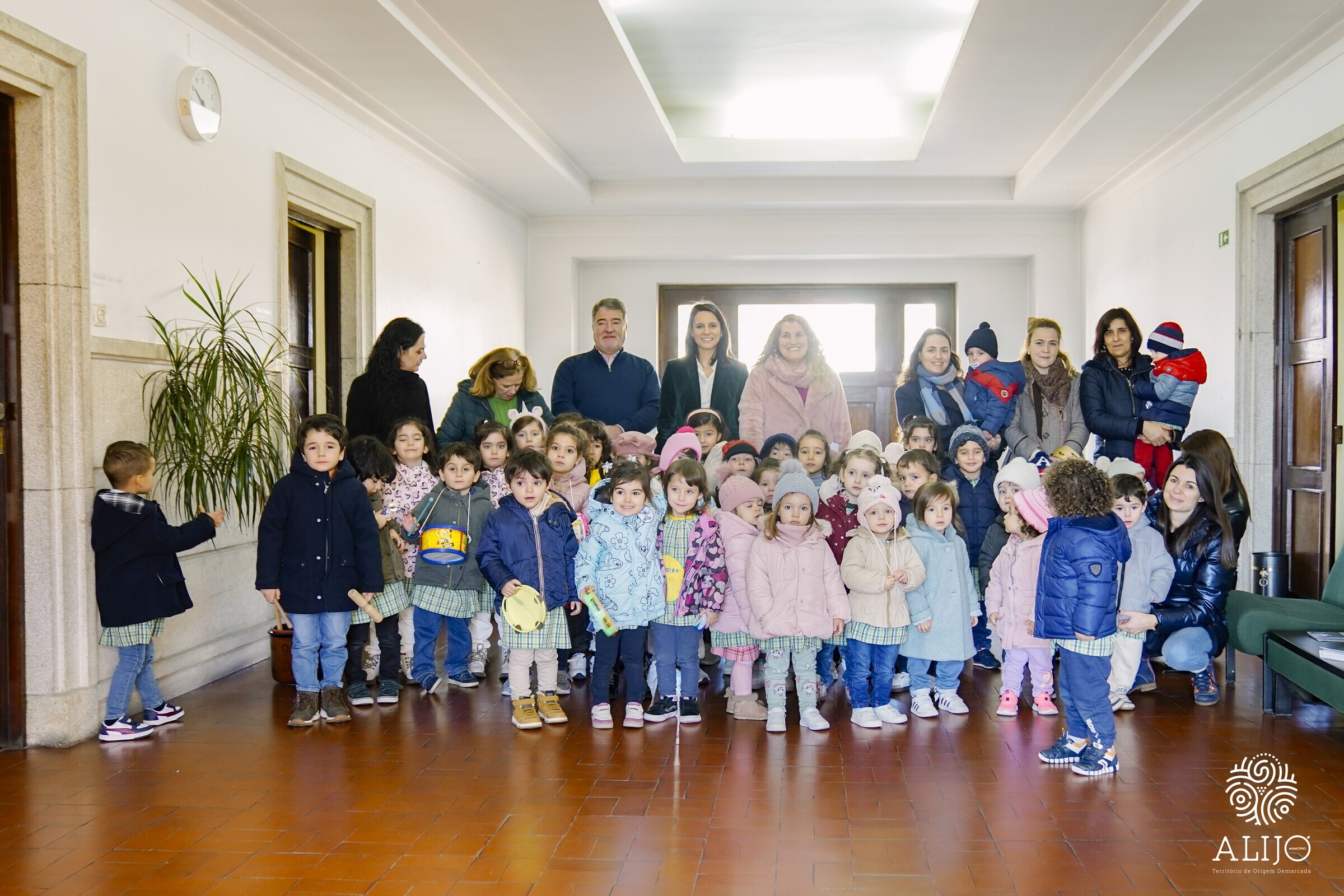 Janeiras 2025: Crianças da Santa Casa da Misericórdia de Alijó (en)cantaram na Câmara