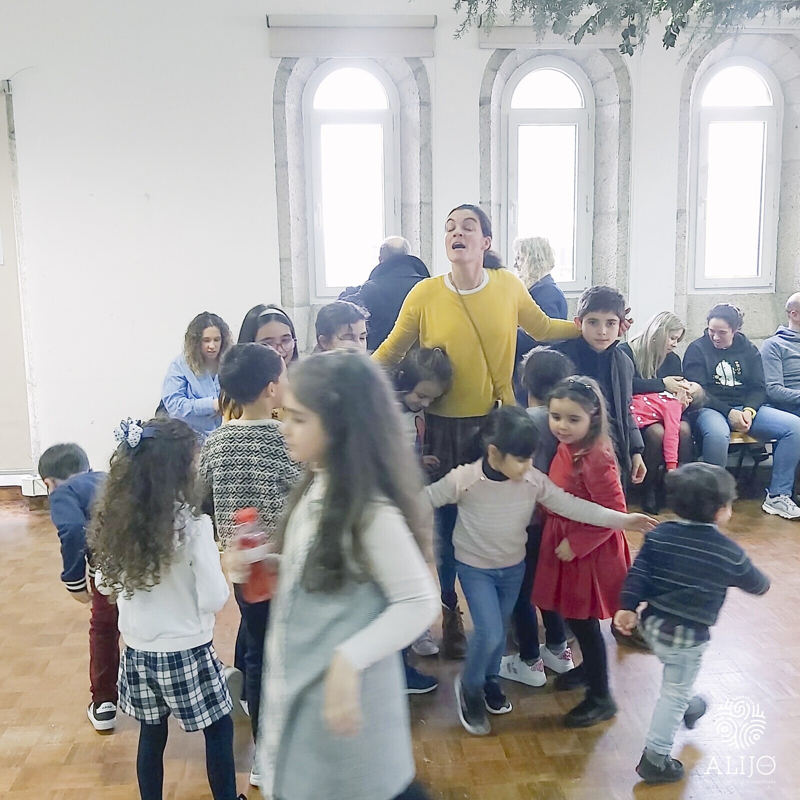 Os Brincadores: Miúdos e graúdos divertiram-se com danças tradicionais 