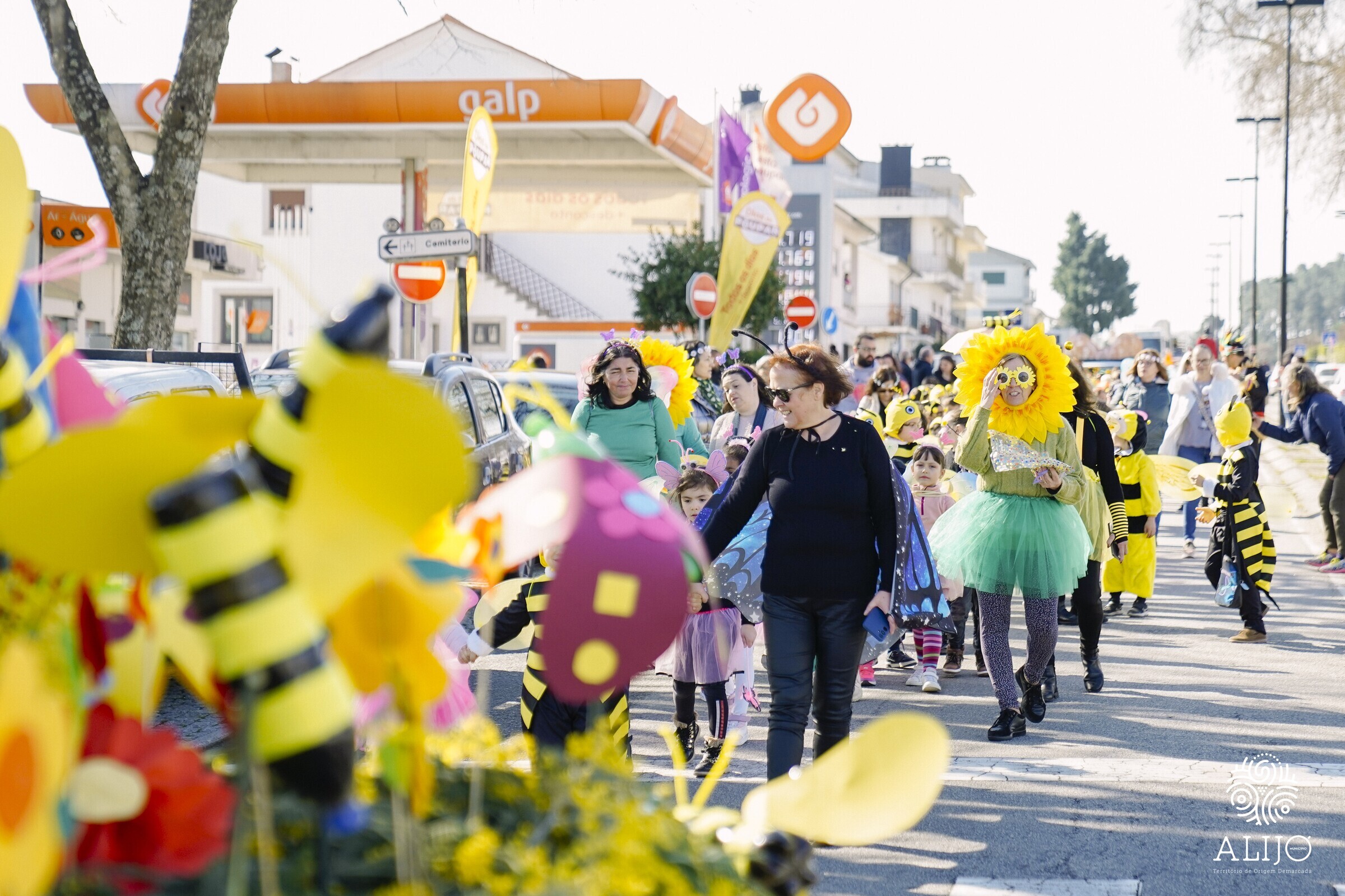 Desfile de Carnaval encheu centro de Alijó de folia e animação
