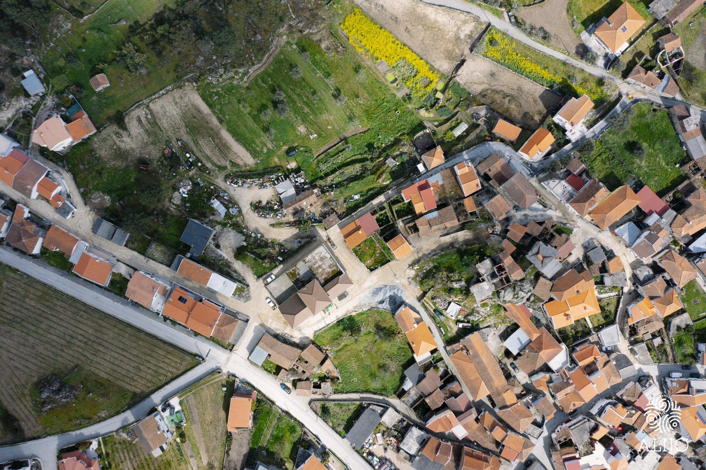 Obras de requalificação na Rua do Pousado, em Carlão