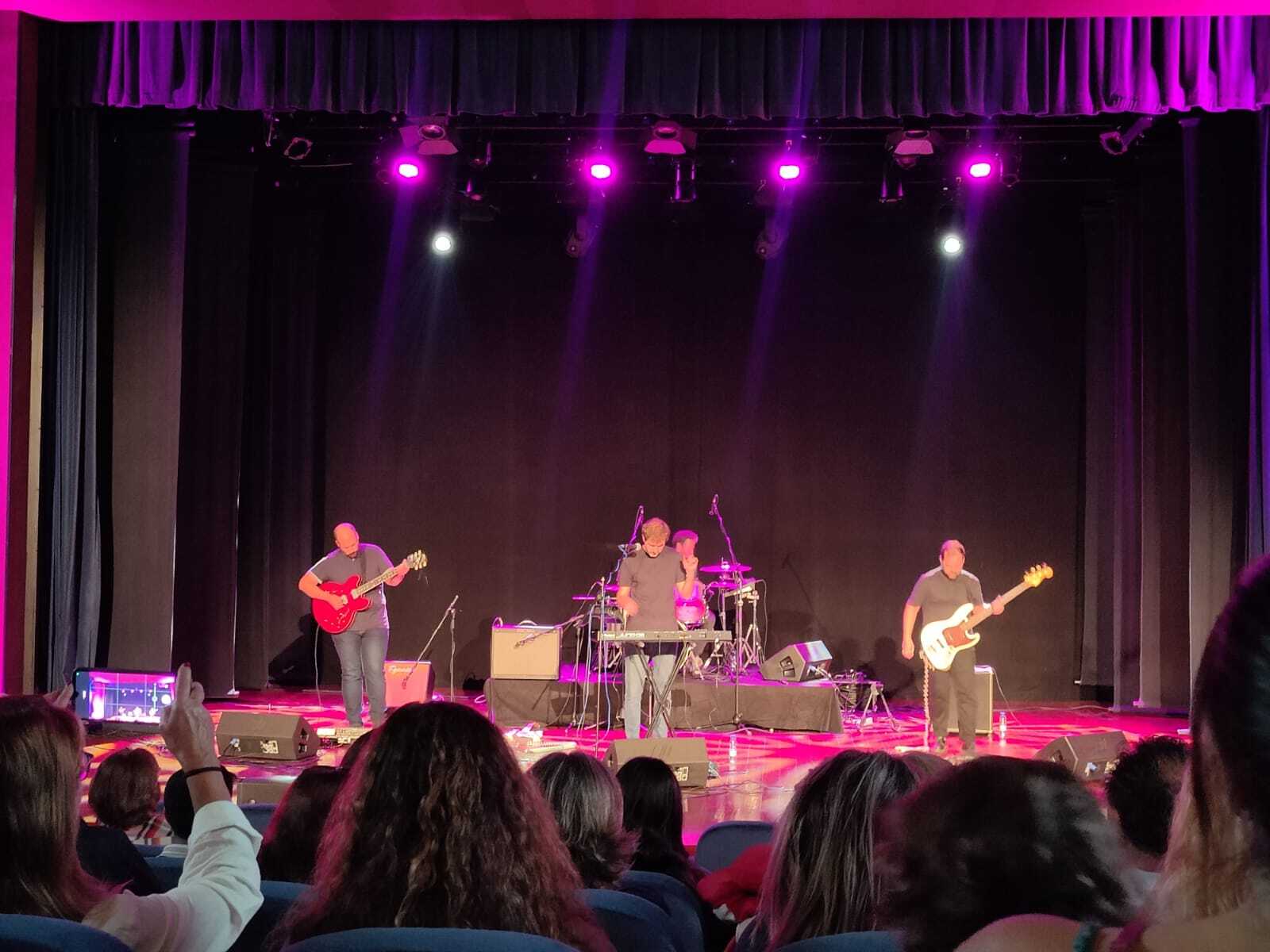 Sábado de música e emoção com banda vila-realense CAN CUN 